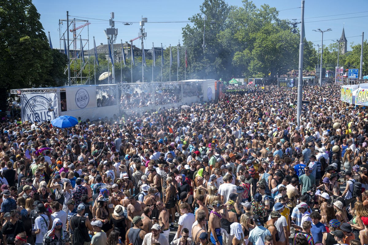 Thousands of participants dancing through the streets during the 31th Street Parade in the city center of Zurich, Switzerland, Saturday, August 10, 2024. The annual dance music event Street Parade run ...