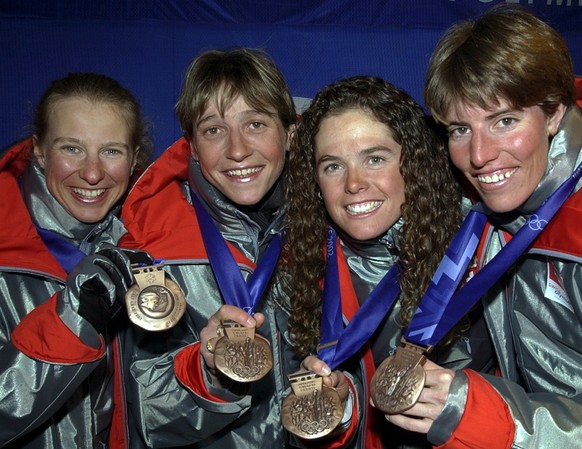 Die Schweizer Langlaufstaffel der Frauen praesentiert ihre Bronzemedaillen nach der Medaillenzeremonie am 21. Februar 2002, in Salt Lake City v.l.n.r. Natascia Leonardi Cortesi, Brigitte Albrecht Lore ...