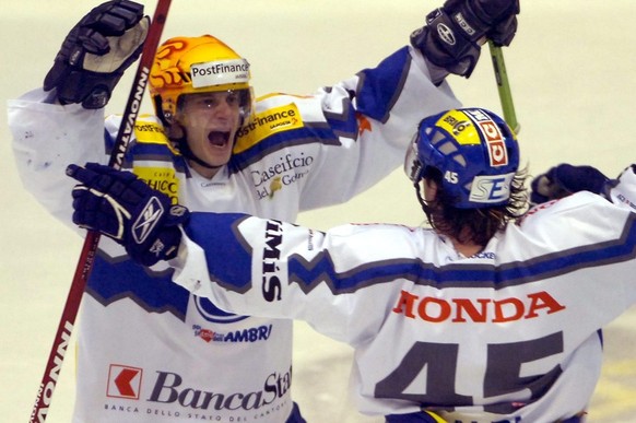 Hnat Domenichelli jubelt uber sein siegreiches 3:4 fuer Ambri, links, zusammen mit Mattia Baldi, rechts, am Dienstag, 7. Maerz 2006 waehrend des ersten Eishockey Play-off Viertelfinalspieles, zwischen ...