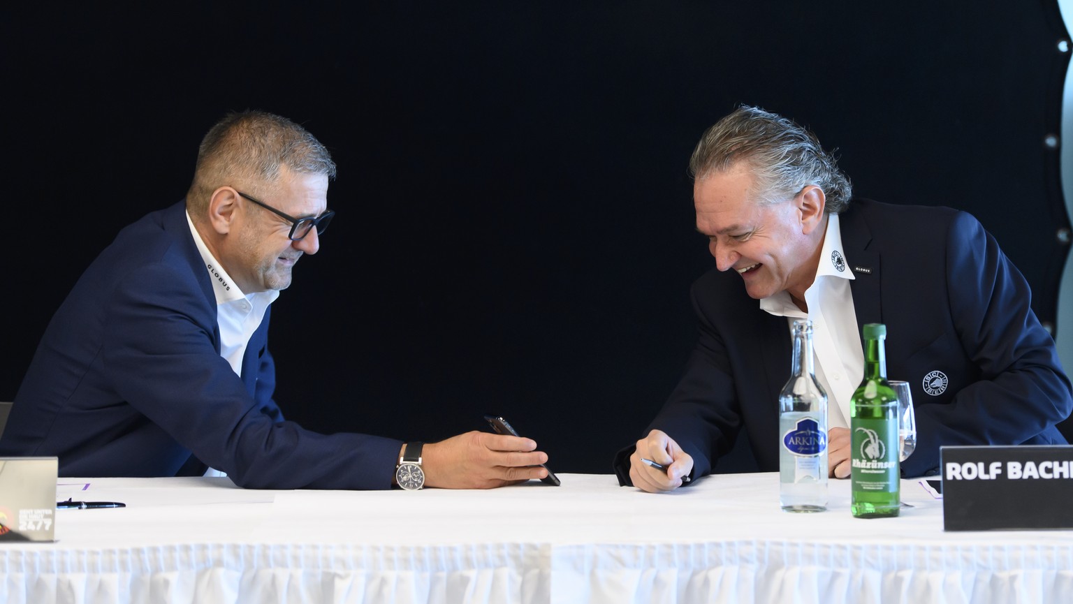 CEO Marc Luethi, links, und COO Rolf Bachmann, rechts, lachen vor einer Vorsaison-Medienkonferenz des SC Bern, am Montag, 31. August 2020 in der Postfinance Arena, in Bern. (KEYSTONE/Anthony Anex)