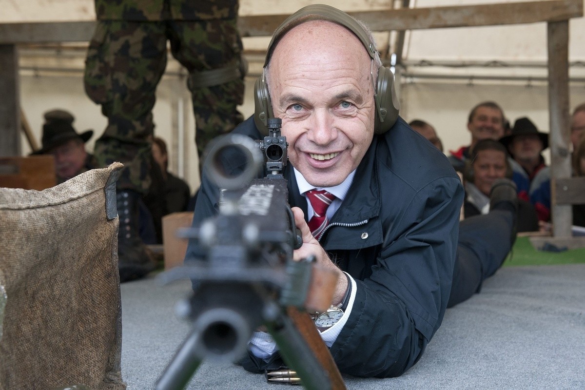 Le president de la confederation Ueli Maurer prend part a la fete de tir militaire ce vendredi 31 mai 2013, a St. Ursen. (KEYSTONE/Sandro Campardo)