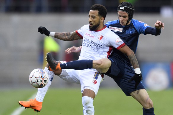 Le milieu valaisan Carlitos, gauche, lutte pour le ballon avec le milieu zuerichois Fabian Rohner, droite, lors de la rencontre de football de Super League entre le FC Sion et FC Zuerich ce samedi 31  ...