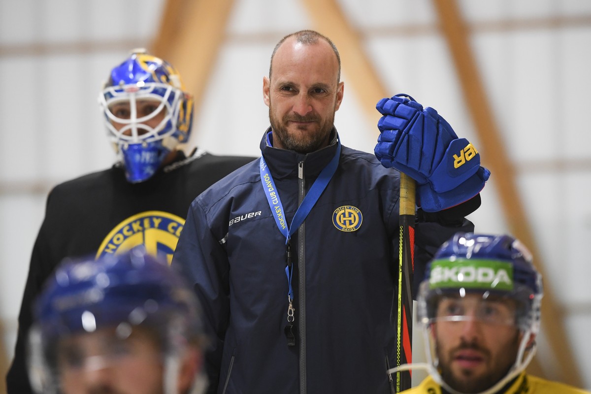 Der neue Headcoach Christian Wohlwend, Mitte, aufgenommen im Training des HC Davos, am Donnerstag, 5. September 2019, in Davos. (KEYSTONE/Gian Ehrenzeller)