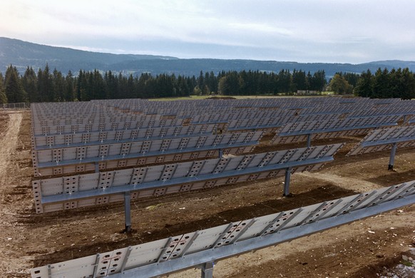 ARCHIVE --- VOR 25 JAHREN, AM 28. APRIL 1992, WURDE DAS SONNENKRAFTWERK UND DAS FORSCHUNGSZENTRUM MONT-SOLEIL IN BETRIEB GENOMMEN. HEUTE WERDEN DORT MIT SOLARZELLEN JAEHRLICH 550 MWH ERZEUGT, DAS ENTS ...