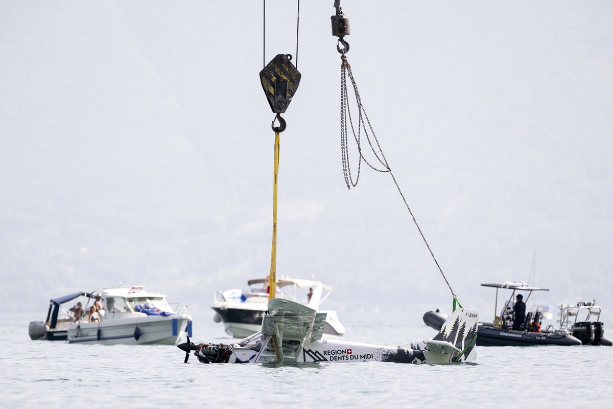 lors d'une operation de recuperation d'un avion accidente dans le lac Leman, ce vendredi 15 aout 2025 depuis les rives de la Plage de la Crottaz, a Corseaux. Un petit avion de tourisme bipla ...