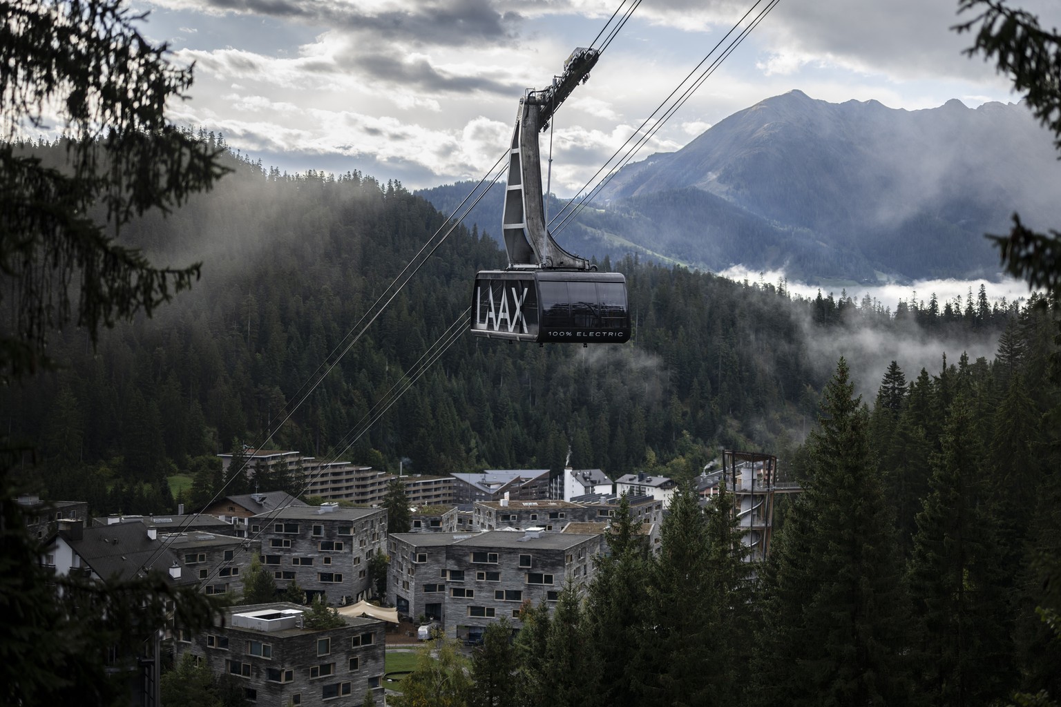 KEYPIX - Die Gondelbahn des Crap Sogn Gion auf dem Weg zur Talstation, unten das rockresort, aufgenommen vor einer Medienkonferenz am Mittwoch, 23. September 2025, in Laax. Die Gemeinden Flims, Laax u ...