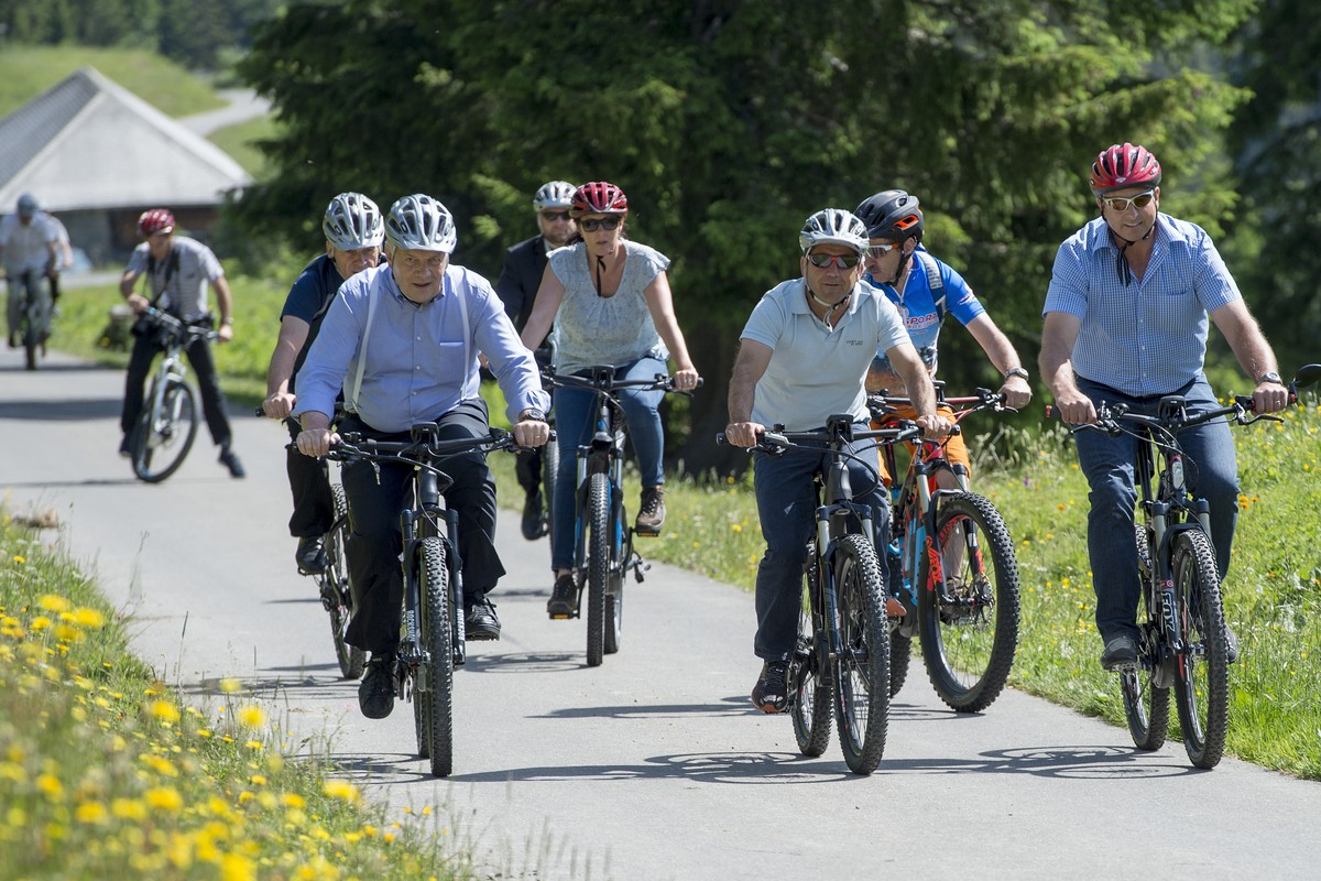 Bundespraesident Johann Schneider-Ammann, vorne links, und Bundeskanzler Walter Thurnherr, 3. von rechts, fahren auf E-Bikes, waehrend der Bundesratsreise am Freitag, 8. Juli 2016 in Ablaendschen im S ...