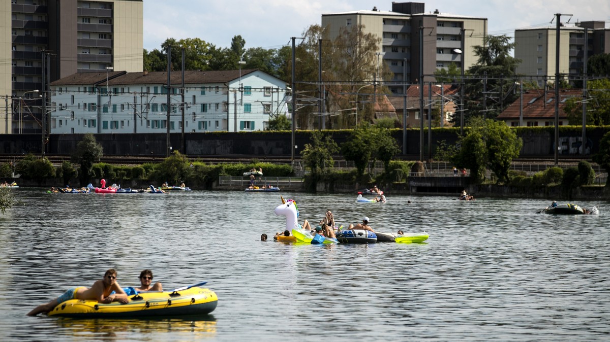 Badende schwimmen mit ihren Luftmatratzen und Booten auf der Limmat bei Dietikon am Sonntag, 16. August 2020. (KEYSTONE/Alexandra Wey)