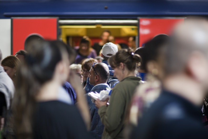 Beim Gedränge beim Ein- und Aussteigen kommt es oft zu Unfällen.