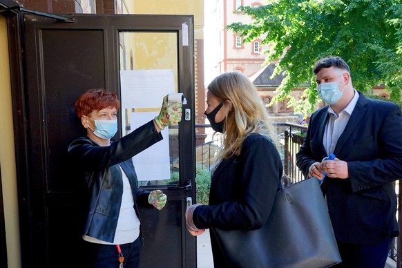 epa08472199 Secondary school students wearing protective face masks enters a secondary school during the coronavirus pandemic in Szczecin, northwestern Poland, 08 June 2020. Amid the ongoing coronavir ...