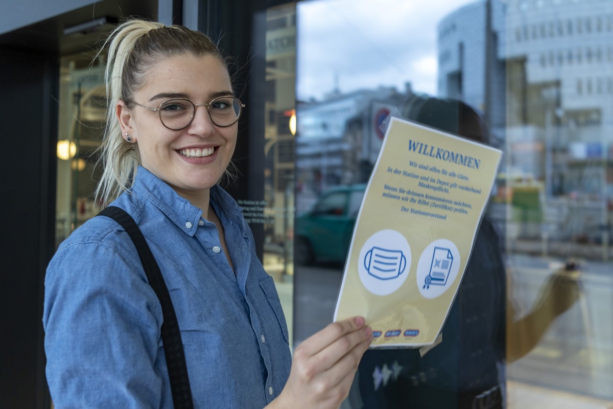 Eine Serviceangestellte entfernt einen Hinweis auf die Maskenpflicht im Restaurant Die Station in Basel, am Donnerstag, 17. Februar, 2022. Der Bundesrat hebt per Donnerstag fast alle Corona-Massnahmen ...