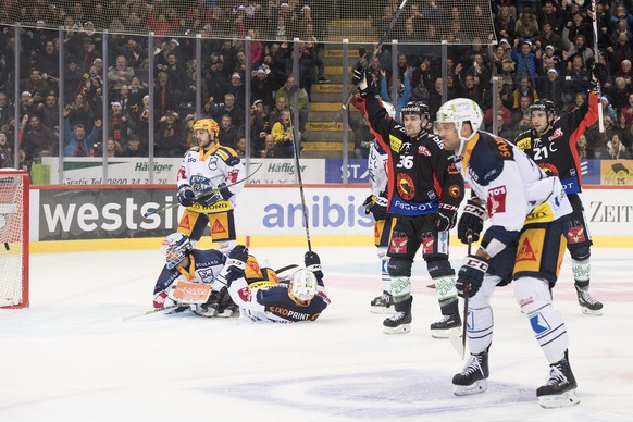 Erste tor von Berns Mark Arcobello (1-0), beim Eishockey Meisterschaftsspiel der National League zwischen den SC Bern und dem EV Zug, am Samstag, 4. November 2017, in der Postfinance Arena in Bern. (K ...