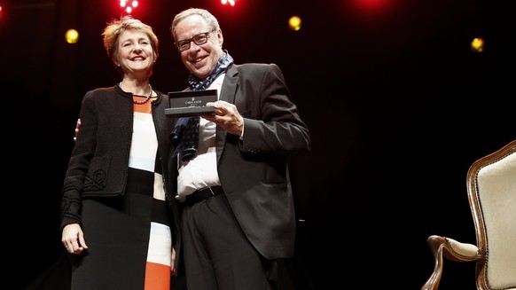 Bundesraetin Simonetta Sommaruga, links, und der abtretende Berner Stadtpraesident Alexander Tschaeppaet bei der Verabschiedungsfeier im Bierhuebeli, am Freitag, 16. Dezember 2016 in Bern. (KEYSTONE/P ...