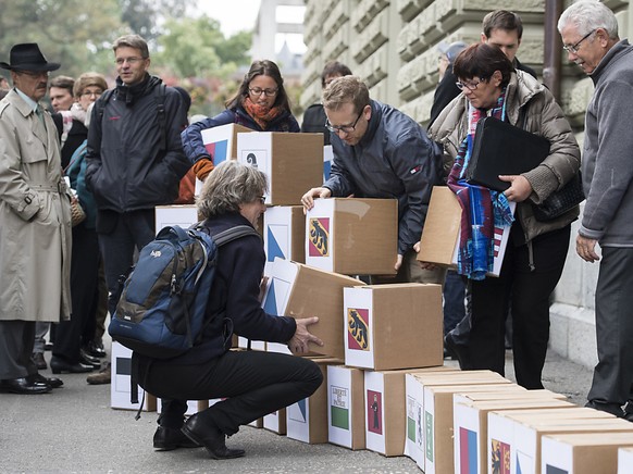 Die Initianten bei der Einreichung der Unterschriften zur Konzernverantwortungsinitiative, über die der Nationalrat am Donnerstag diskutiert hat. (Archivbild)