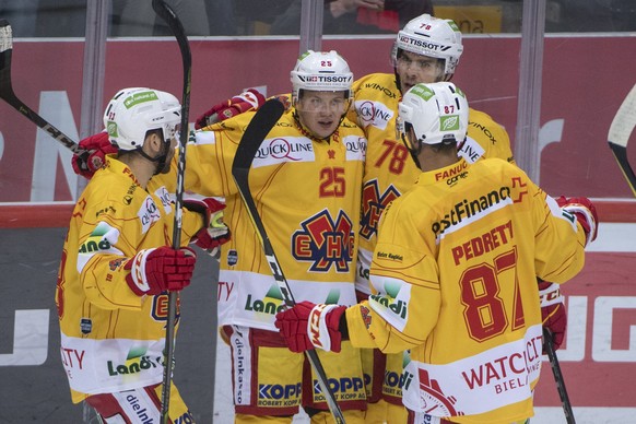 Biels Mauro Dufner, Toni Rajala, Marc-Antoine Pouliot, Marco Pedretti, von links, jubeln waehrend dem Eishockey National League Spiel zwischen dem SC Bern und den EHC Biel, am Samstag, 29. September 2 ...