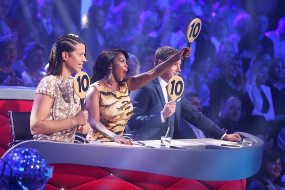 epa05320790 (L-R) Jury members Jorge Gonzalez, Motsi Mabuse and Joachim Llambi give their points during the RTL television program 'Let's Dance', the German version of the TV show ' ...