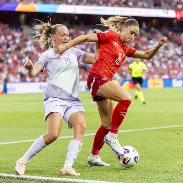 Norway&#039;s midfield Frida Maanum, left, fights for the ball against Switzerland&#039;s defender Viola Calligaris, right, during the UEFA Women&#039;s EURO 2025 Group A soccer match between Switzerl ...