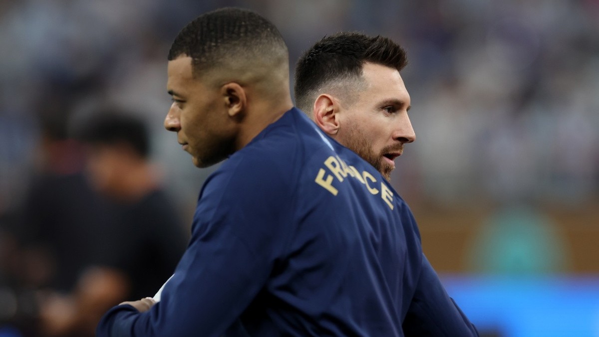 epa10372169 Lionel Messi of Argentina (R) reacts with Kylian Mbappe of France prior the FIFA World Cup 2022 Final between Argentina and France at Lusail stadium, Lusail, Qatar, 18 December 2022. EPA/T ...