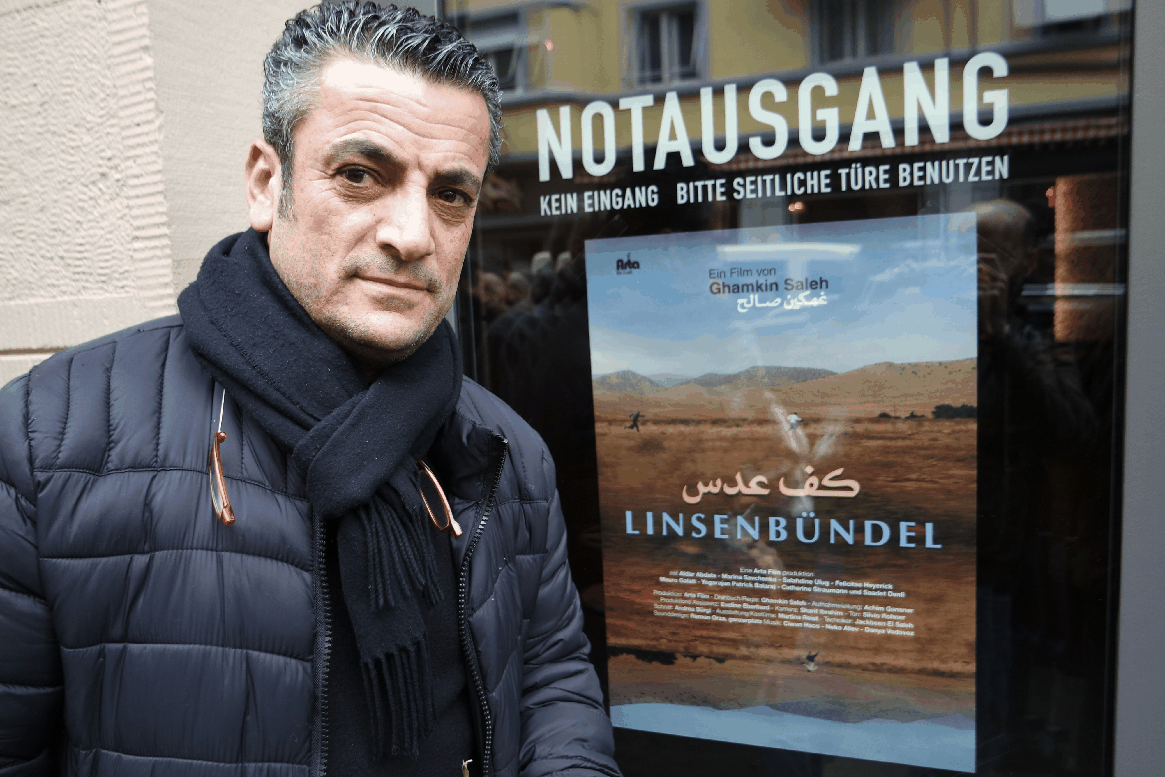 Ghamkin Saleh vor dem Plakat seines Films «Linsenbündel» im Kino Riff Raff in Zürich (20.02.2016).&nbsp;