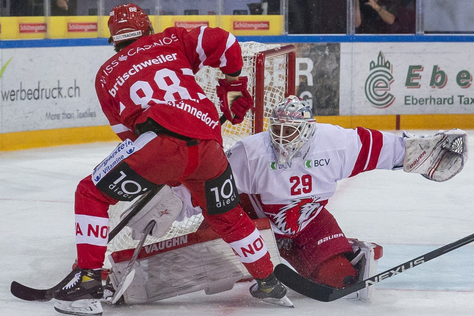 SC Rapperswil-Jona Lakers Stuermer Yannick Br�schweiler, links, gegen Lausanne HC Torhueter Luca Bolthauser waehrend dem Eishockey-Meisterschaftsspiel der National League zwischen den SC Rapperswil-Jo ...