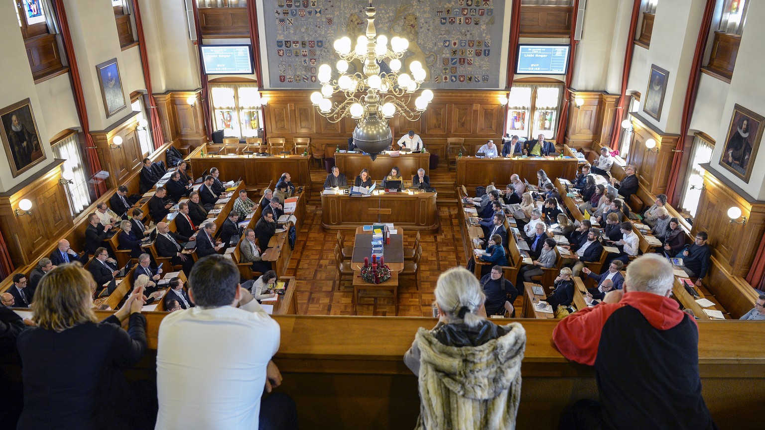 Blick in die Budget 2016 Debatte im Gemeinderat Zuerich im Rathaus am Freitag, 11. Dezember 2015. (KEYSTONE/Walter Bieri)