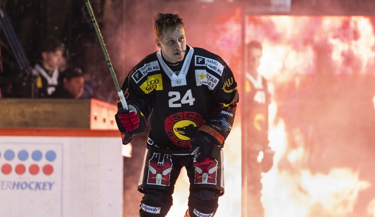Dominik Kahun (SCB) laeuft aufs Eis vor dem Spiel der Eishockey National League zwischen SC Bern, SCB, und HC Davos, HCD, vom Freitag, 22. November 2024 in Postfinance Arena in Bern. (KEYSTONE/Alessan ...