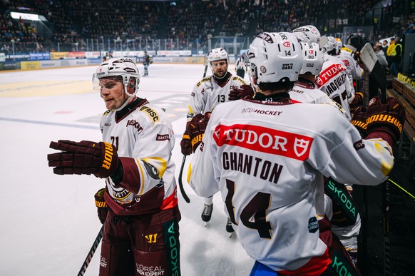 Tanner Richard (GSHC), gauche, celebre son but (0-1) avec Giancarlo Chanton (GSHC), lors du match du championnat suisse de hockey sur glace de National League entre le HC Fribourg Gotteron et les Gene ...