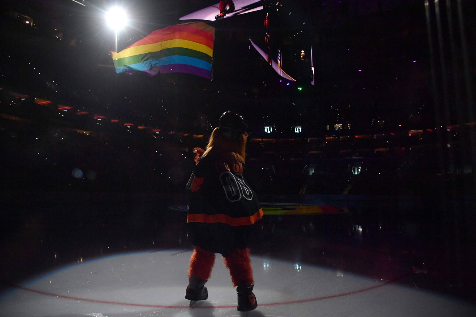 NHL, Eishockey Herren, USA Carolina Hurricanes at Philadelphia Flyers, Feb 21, 2022 Philadelphia, Pennsylvania, USA Philadelphia Flyers mascot Gritty waves a LGBTQ flag during Pride Night celebration  ...