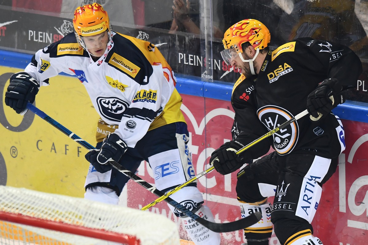 Lugano's Topscorer Romain Loeffel, right, fights for the puck with Ambri's Topscorer Dominik Kubalik, left, during the preliminary round game of National League Swiss Championship 2018/19 be ...