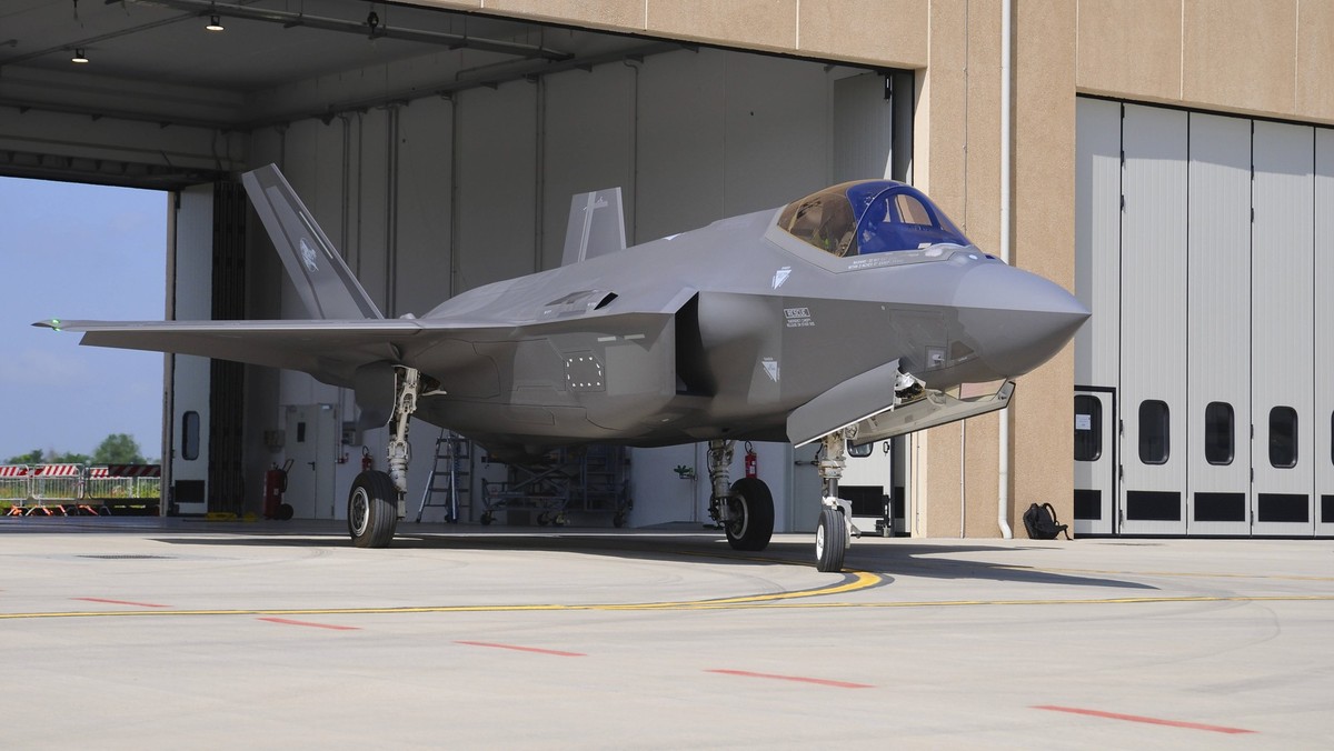 An F-35A of the Italian Air Force exiting its hangar at Ghedi Air Base, Italy. Copyright: RiccardoxNiccoli/StocktrekxImages RCN100705M