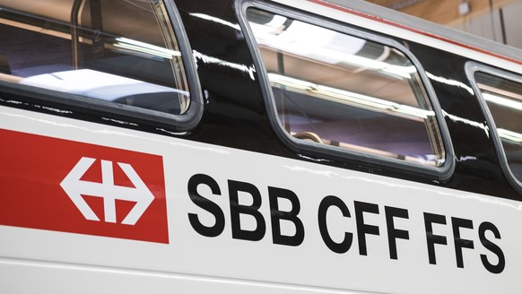 ARCHIV - ZUR BILANZMEDIENKONFERENZ DER SBB STELLEN WIR IHNEN FOLGENDES BILDMATERIAL ZUR VERFUEGUNG, AM DIENSTAG, 19. MAERZ 2019 - Blick auf den ersten rundum erneuerten IC2000-Intercity-Zug, praesenti ...