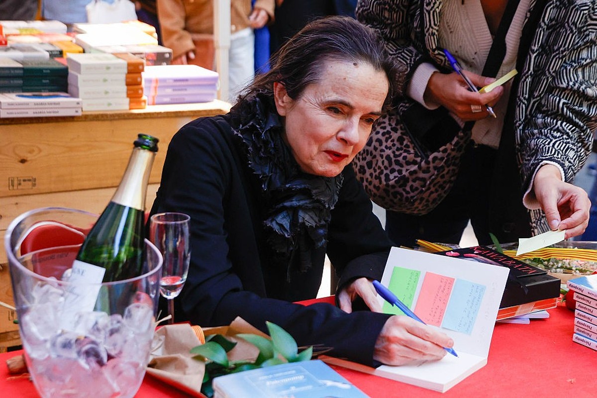 SPAIN - APRIL 23: The writer Amelie Nothomb, signs copies of her books at the Fira de Llibres de Sant Jordi, on 23 April, 2026 in Barcelona, Catalonia, Spain. Today, Thursday 23 April 2026, Barcelona  ...