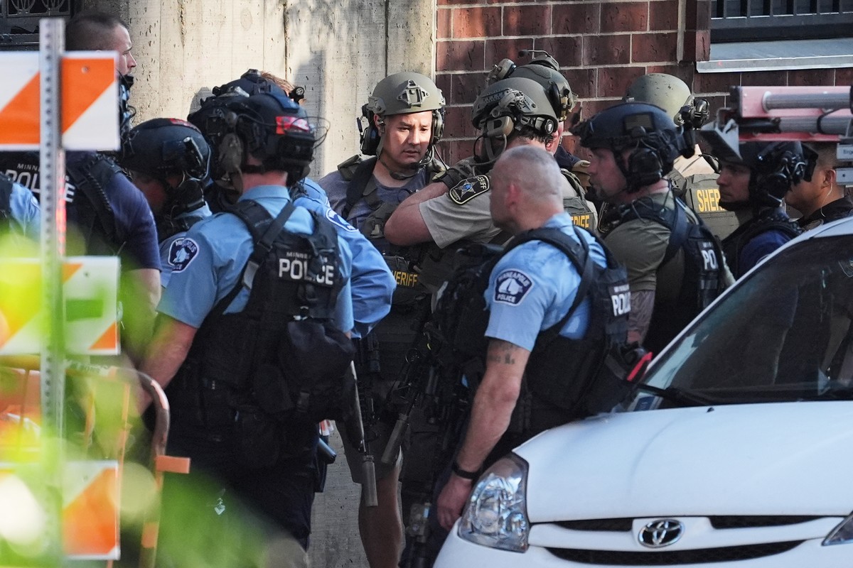 Law enforcement respond to a shooting Wednesday, Sept. 2, 2026, in downtown Minneapolis. (AP Photo/Ellen Schmidt)
APTOPIX Minneapolis Shooting