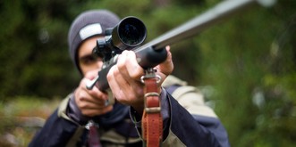 Erste Umfrage zeigt:  Knappes Ja zum Waffenrecht – deutlicher sieht es beim AHV-Deal aus