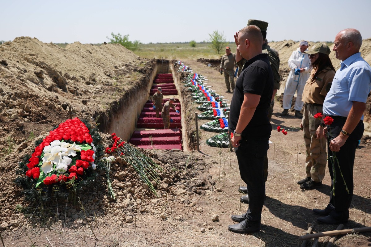 Russia: Remains of unidentified special military operation fighters reburied in Lugansk RUSSIA, LUGANSK PEOPLE S REPUBLIC - JULY 6, 2024: The reburial of the remains of 20 unidentified Russian service ...