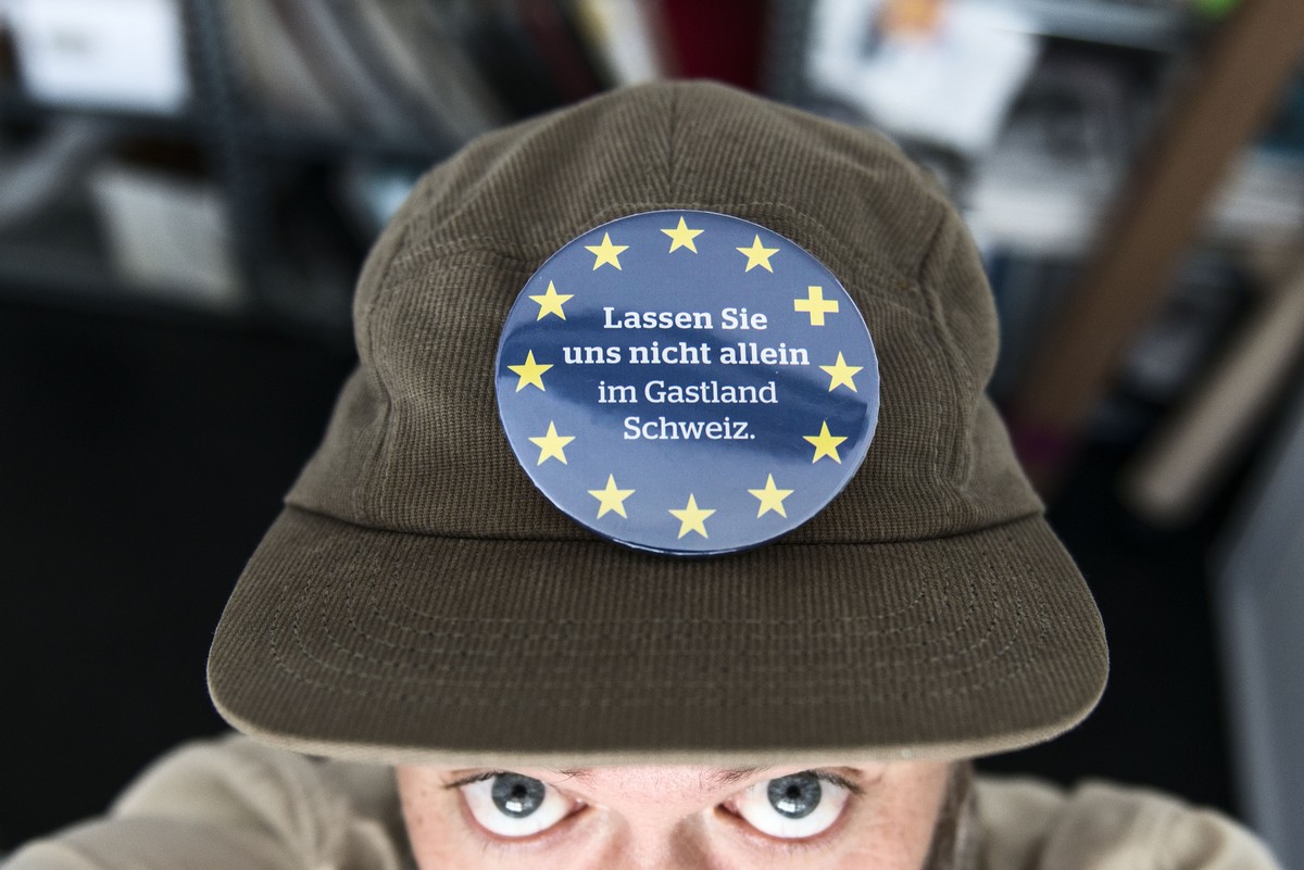 ARCHIVBILD ZUM HEUTIGEN ENTSCHEID DES BUNDESRATES, OB ER DER RASA-INITIATIVE EINEN GEGENVORSCHLAG GEGENUEBERSTELLT, AM MITTWOCH, 26. APRIL 2017 - Ein Mann traegt einen Pin mit der Aufschrift "Las ...
