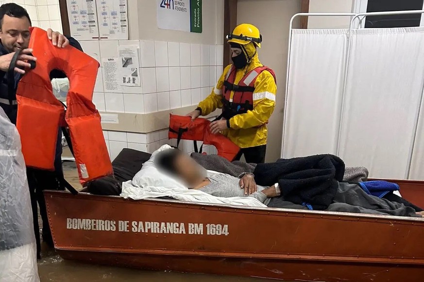 Feuerwehrleute retteten Patienten aus einem überfluteten Gesundheitszentrum in Sapiranga, einer Stadt im Süden Brasiliens, die am Freitag (16. Juni 2023) von heftigen Regenfällen heimgesucht wurde.