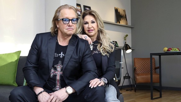 Bilder des Tages Robert Geiss mit Gattin Carmen Geiss beim Photocall zur RTL II- Gameshow Spiel die Geissens untern Tisch im East Hotel. Hamburg, 16.01.2018 *** Robert Geiss and his wife Carmen Geiss  ...