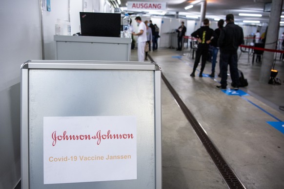 Sicht in eine Anschrift des Impfstoffes Janssen von Johnson &amp; Johnson, am Montag, 11. Oktober 2021, in Thun. Der sogenannte Vektor Impfstoff Covid-19 Vaccine Janssen gilt als Alternative zu den mR ...