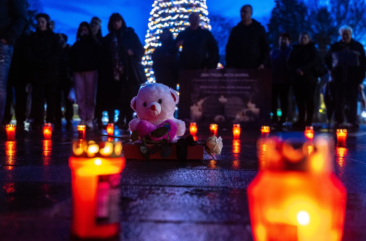 epa12641065 Families of the victims of the 2025 Kocani fire lead a candlelight vigil in solidarity with the victims of the Crans-Montana tragedy, in Kocani, North Macedonia, 10 January 2026. 40 people ...