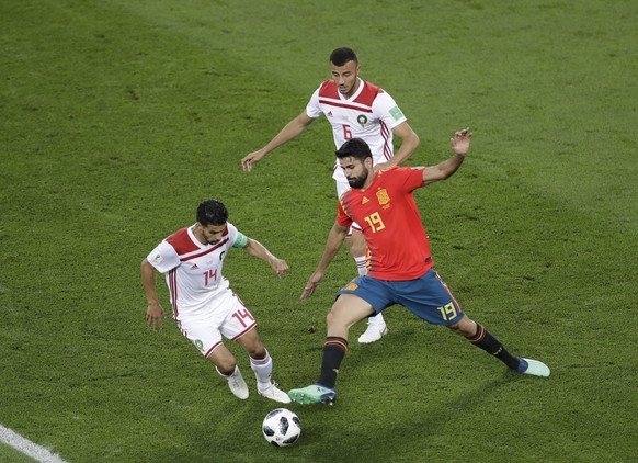 Spain&#039;s Diego Costa, right, and Morocco&#039;s Mbark Boussoufa, left, compete for the ball during the group B match between Spain and Morocco at the 2018 soccer World Cup in the Kaliningrad Stadi ...