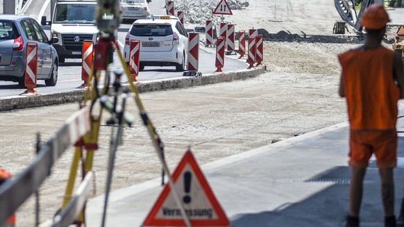 Strassenbauarbeiter der Firma Implenia arbeiten an der Baustelle Rosengarten Strasse/Hardbruecke in Zuerich, am Mittwoch, 15. Juli 2015. (KEYSTONE/Patrick B. Kraemer)