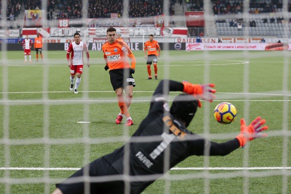 Lausannes Benjamin Kololli, hinten, verschiesst einen Penalty gegen Thuns Torhueter Guillaume Faivre, im Super League Spiel zwischen dem FC Thun und dem FC Lausanne-Sport, am Sonntag, 18. Maerz 2018 i ...