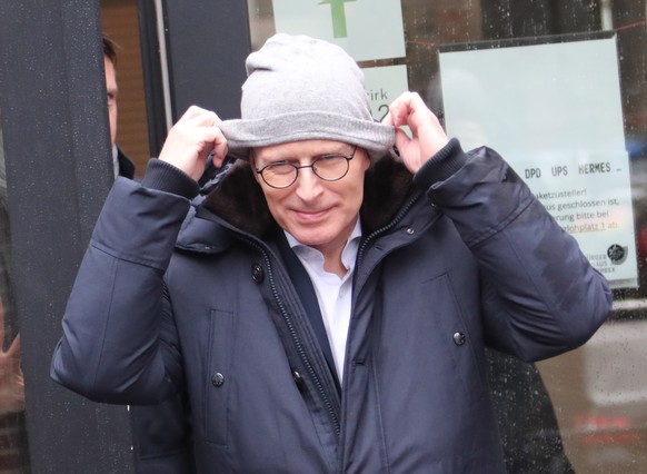 epa08239887 The First Mayor of Hamburg and leading candidate of the Social Democratic Party SPD, Peter Tschentscher, leaves the polling station after voting in the regional elections in the German fed ...