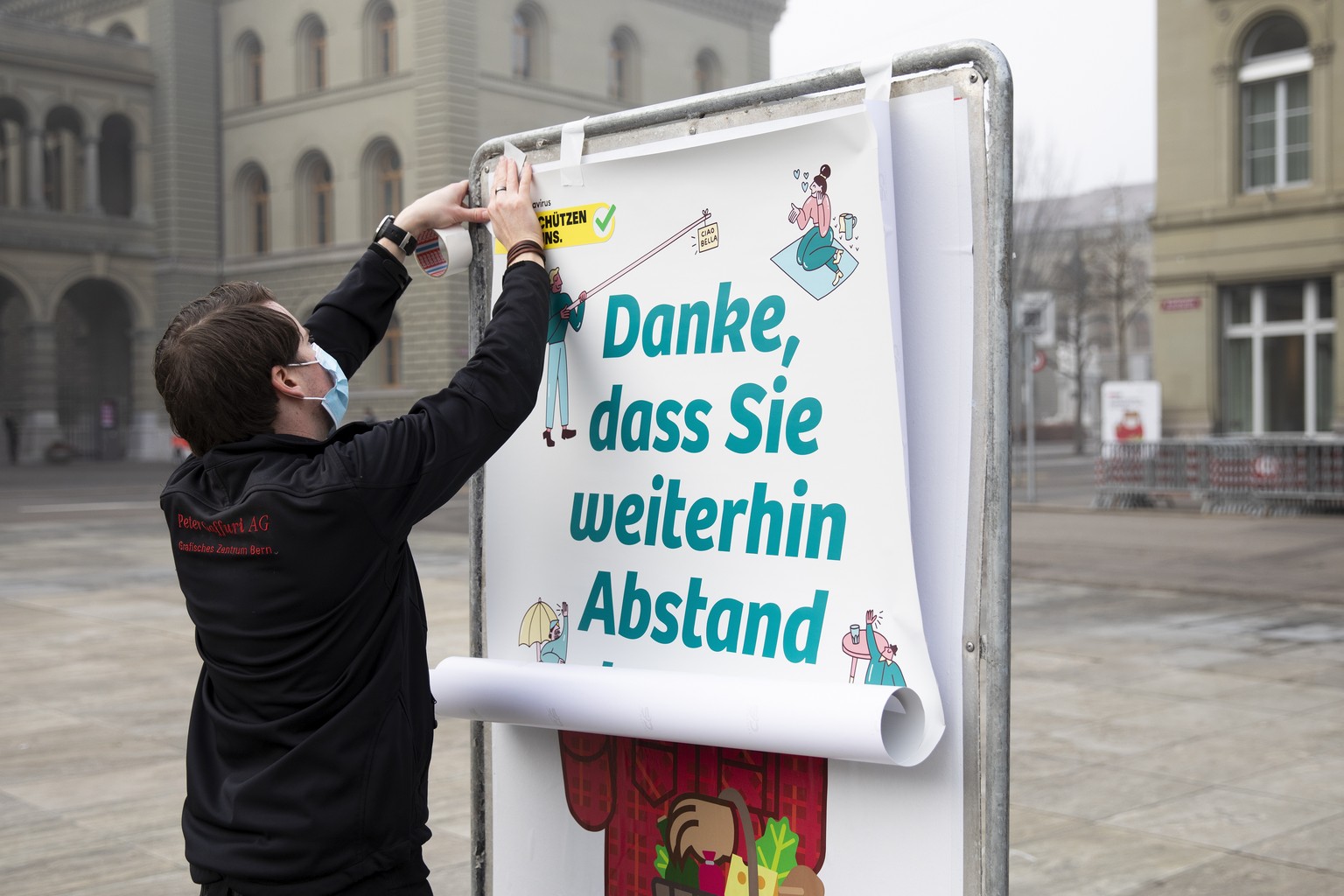 Ein neues weisses BAG-Plakat mit der Verhaltensregel &quot;Danke, dass Sie weitherin Abstand halten&quot;, &quot;Merci de continuer a garder vos distances&quot; im Umgang mit dem Coronavirus wird auf  ...