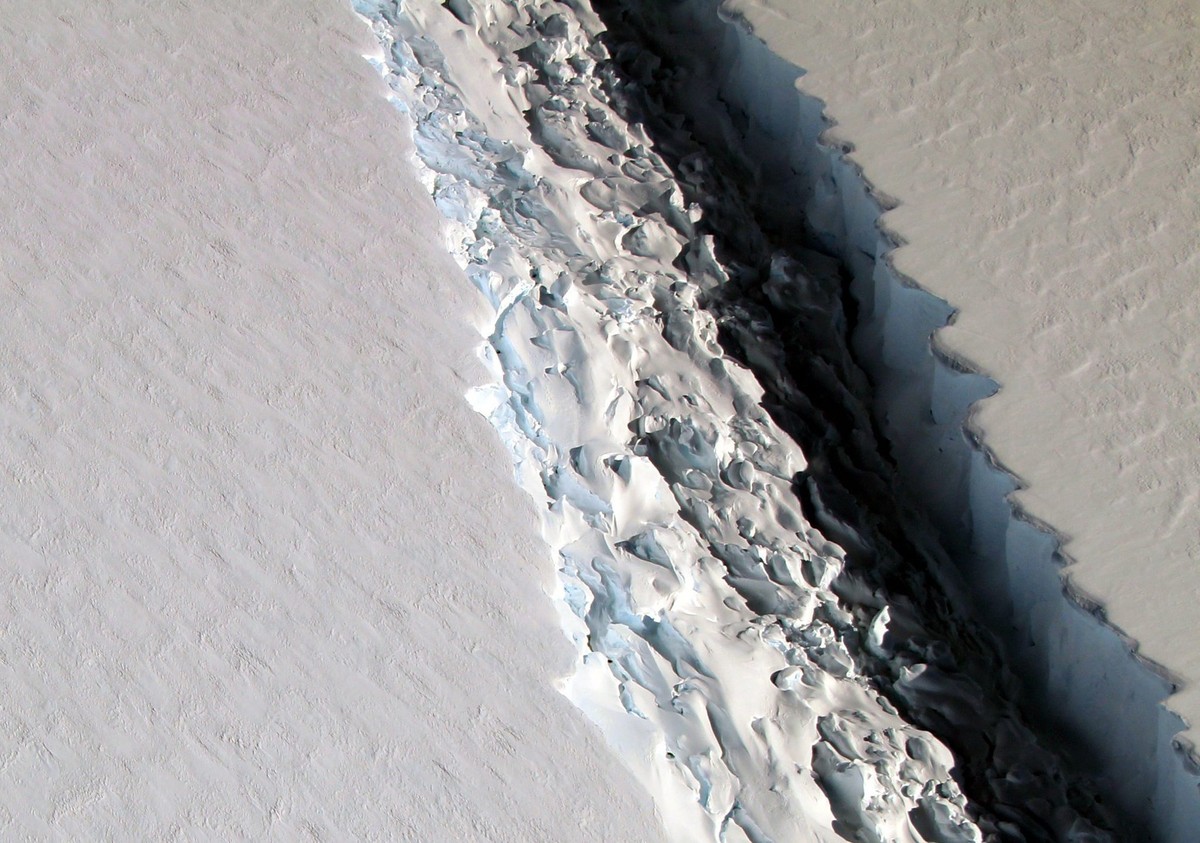 epa05700702 A handout photo made available by NASA on 06 January 2017 shows an oblique view of a massive rift in the Antarctic Peninsula's Larsen C ice shelf, Antarctica, 10 November 2016. Icebri ...