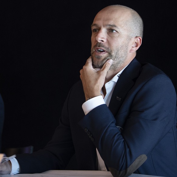 Raeto Raffainer, Chief Sport Officer, links, und Andrew Ebbett, General Manager, sprechen an der Vorsaison Medienkonferenz des SC Bern, am Montag, 30. August 2021, in Bern. (KEYSTONE/Peter Schneider)