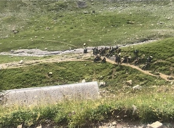 Männer in Nazi-Kleidung machen Rast im Simmental.