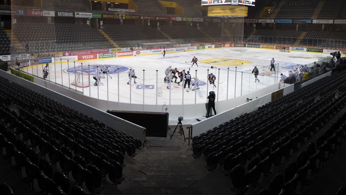 SC Bern Spieler und HC Fribourg Gotteron Spieler kaempfen um den Puck, beim Eishockey Meisterschaftsspiel der National League zwischen dem SC Bern und den HC Fribourg Gotteron, in der Postfinance Aren ...