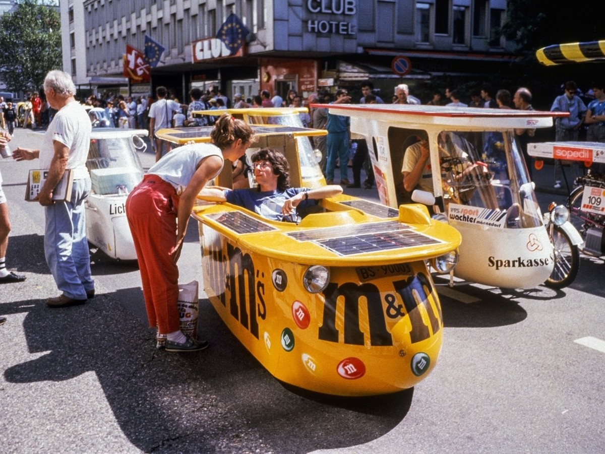 Véhicule solaire Gnom à la Tour de Sol en 1986, prenant le départ de la course à Bienne.